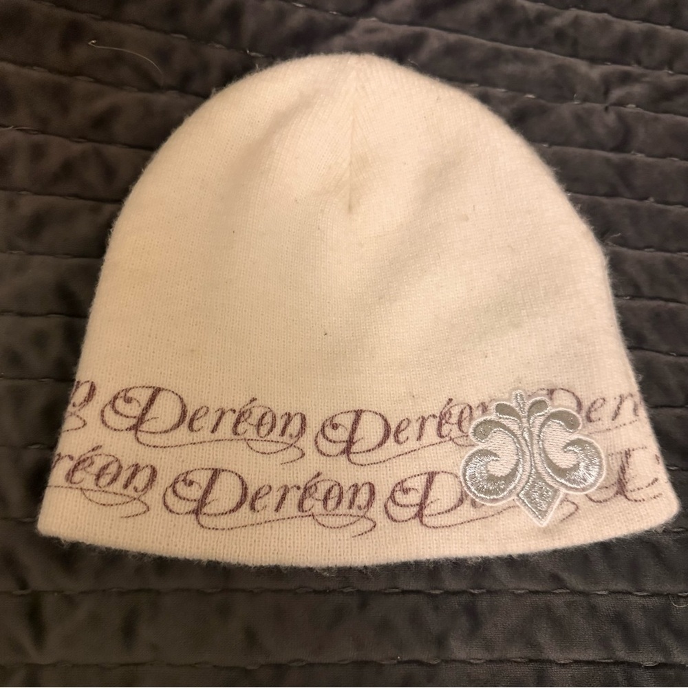 ⭐️ Deréon Cream Beanie with Logo